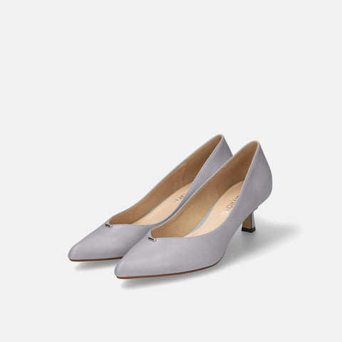 予約：2026SS：メタルパーツ Vカットパンプス（m45021）ブルーグレー